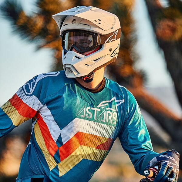 Supertech M5 Solid Helmet - Image 3